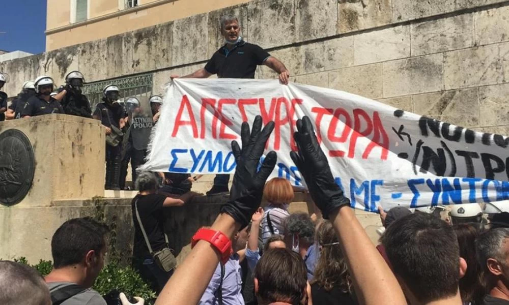 Τεταμένη η ατμοσφαίρα έξω από την Βουλή - Διαδηλωτές προσπάθησαν να ανέβουν τα σκαλιά